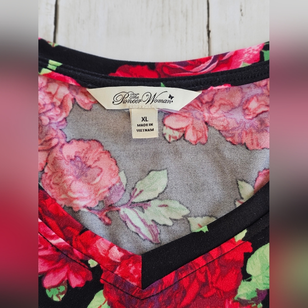 Pioneer Woman Half Sleeve Butter Soft Black, Green & Red Rose Floral Vneck Top - Picture 9 of 10